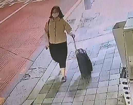 지난달 26일 부산 금정구 소재 20대 여성 A 씨 집에서 A 씨를 살인한 후 나온 정유정(23)이 자신의 집으로 가 캐리어를 챙겨 다시 피해자 집으로 향하고 있다. KBS뉴스 방송화면 캡처